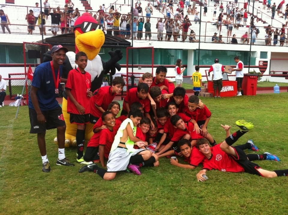 Grupo de alunos da escola em visita ao Flamengo