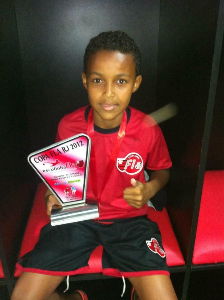 Lázaro ainda criança com troféu da Copa Fla Rio