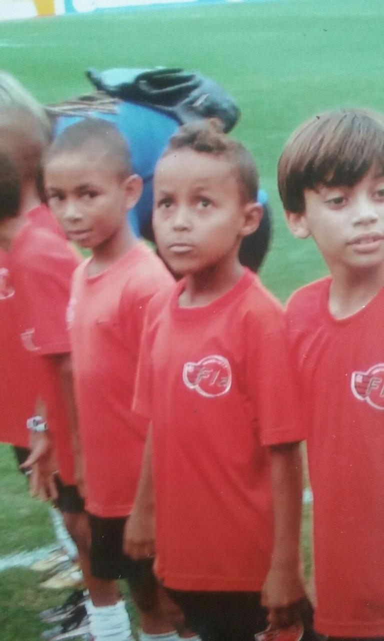 Lázaro criança em fila de treino com camisa vermelha