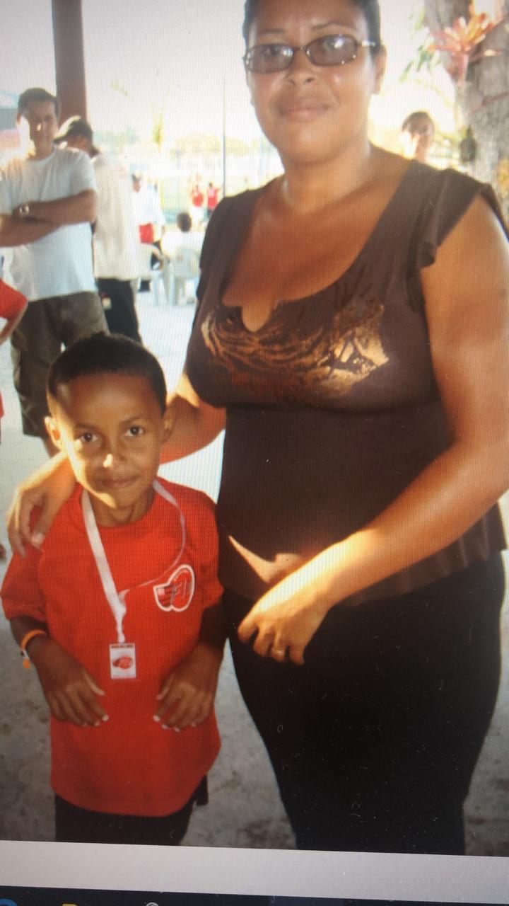 Lázaro criança com sua mãe usando uniforme da escola