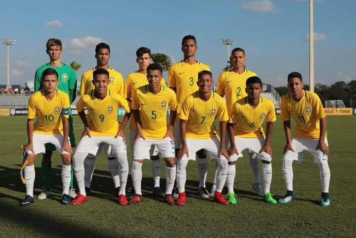 Lázaro em equipe de base vestindo camisa amarela