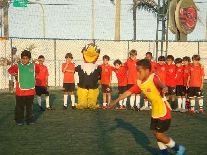 Alunos em treino antigo com mascote do Flamengo
