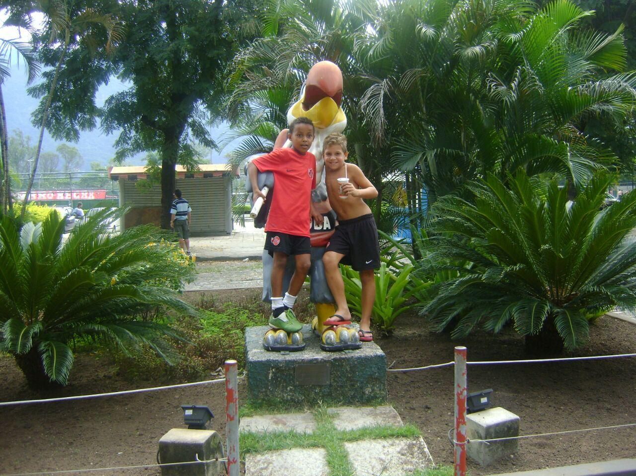 Crianças em visita ao espaço do Flamengo